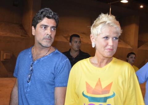  Acompanhada do namorado e com pé quebrado, Xuxa prestigia show de Ivete