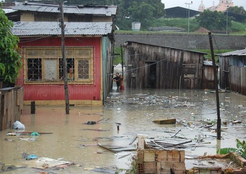 Prefeitura atende famílias das casas que desabaram