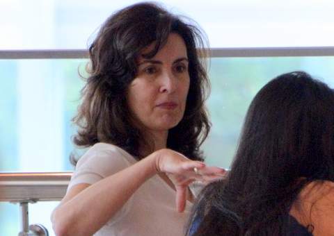   Sem maquiagem, Fátima Bernardes curte shopping com as filhas