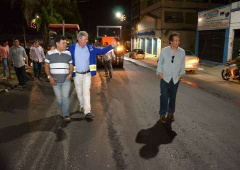 Avenida Constantino Nery recebe última camada asfáltica com polímero