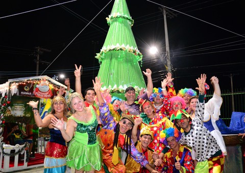 Moradores do Educandos recebem árvore de Natal com festa