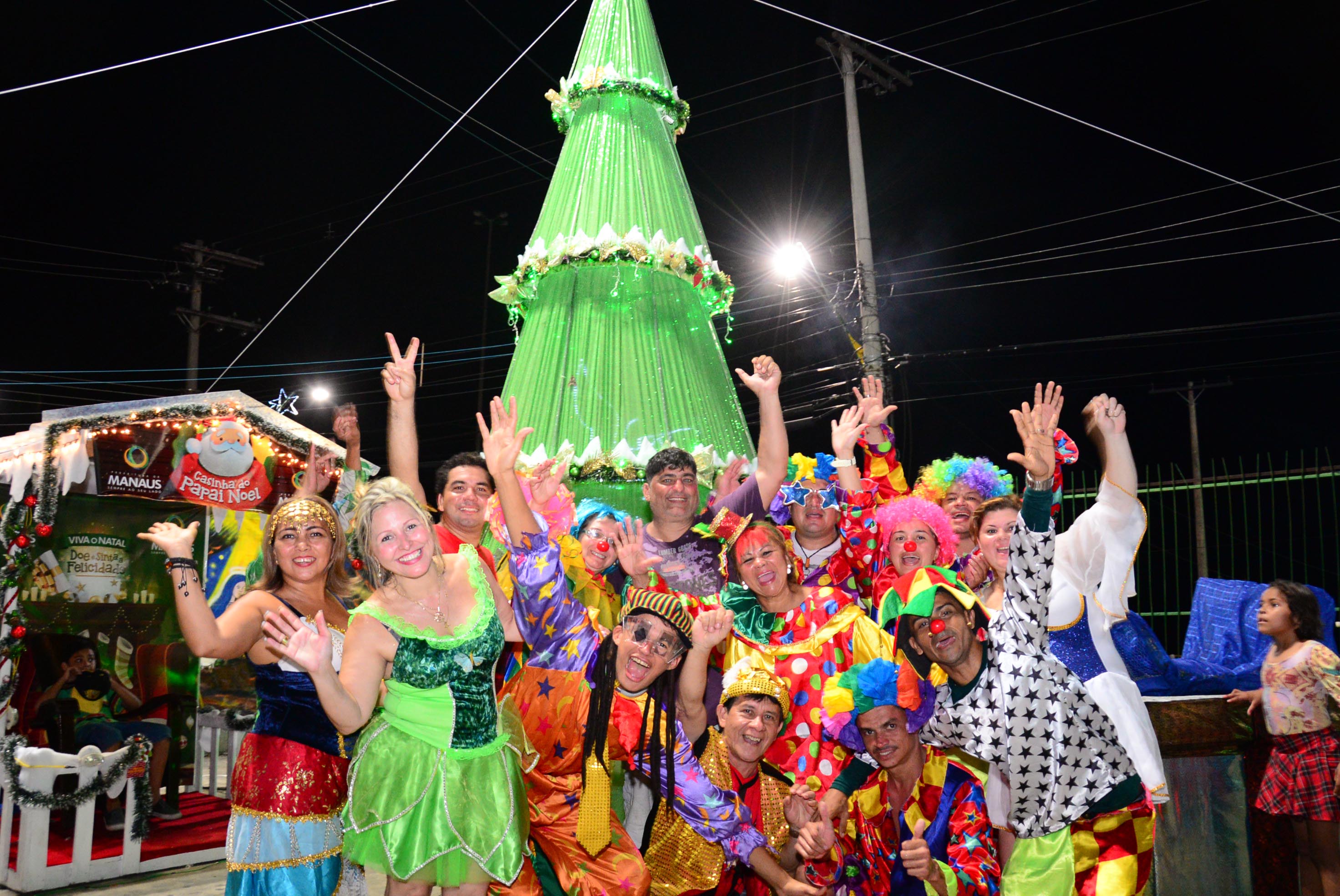 Moradores do Educandos recebem árvore de Natal com festa