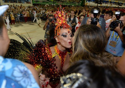   Musas do Carnaval, Sabrina Sato e Viviane Araújo se beijam na Sapucaí
