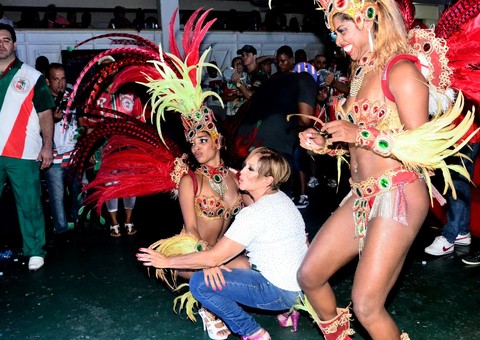  Rainha da Grande Rio, Susana Vieira quebra até o chão em ensaio