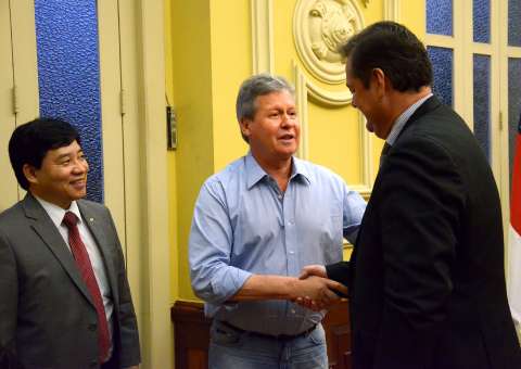 Banco do Brasil garante financiamento para construção de 1,5 mil casas populares e camelôs