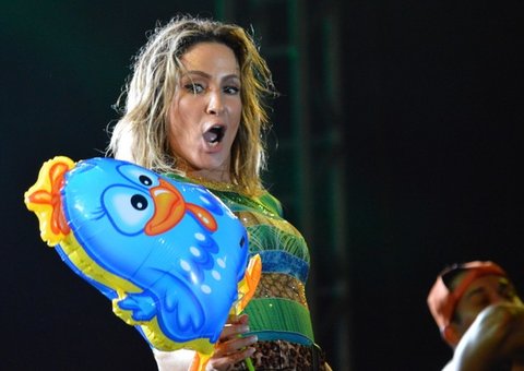 Claudia Leitte dança Galinha Pintadinha em show
