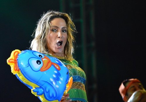 Claudia Leitte dança Galinha Pintadinha em show