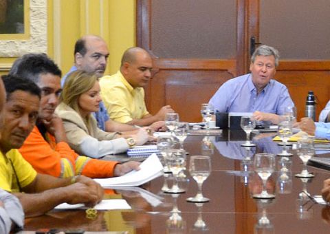 Artur anuncia pacote de melhorias para os garis