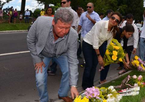 Prefeito se emociona ao depositar flores no local do acidente