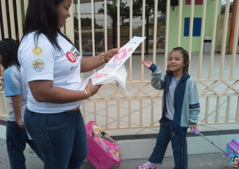 Pais e crianças recebem dicas de trânsito no dia de “volta às aulas”