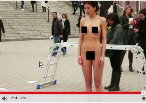 Artista fica nua em praça pública e "põe ovos" de tinta para pintar quadro