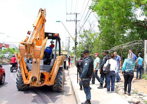 Prefeitura demole banca de frutas ao lado de entrada de condomínio, no Distrito Industrial