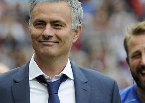 Técnico de futebol invade campo e faz falta em jogador