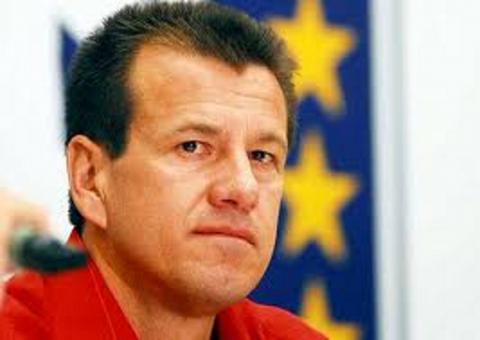 Dunga exalta dedicação e evolução da defesa do Inter