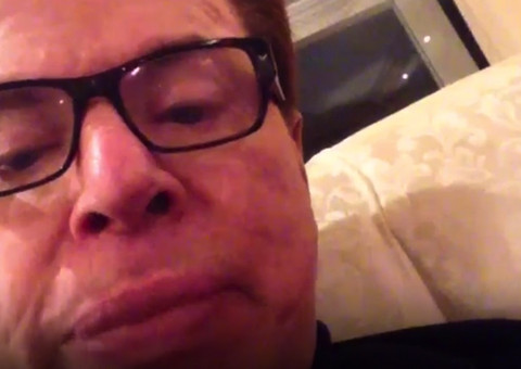 Silvio Santos tenta tirar selfie, grava vídeo sem querer e bomba na web