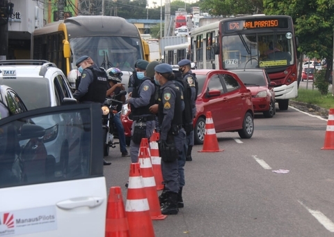 Polícia monta barreiras durante toque de recolher em ruas de Manaus 