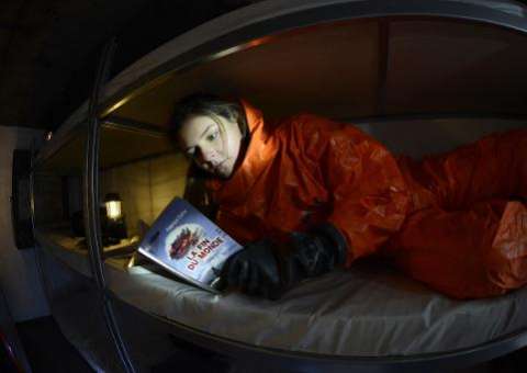 Cientista cria guia 'vintage' de como usar abrigo nuclear urbano