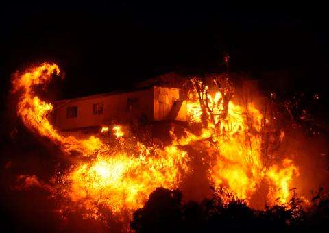 Chile combate o incêndio mais grave da história de Valparaíso