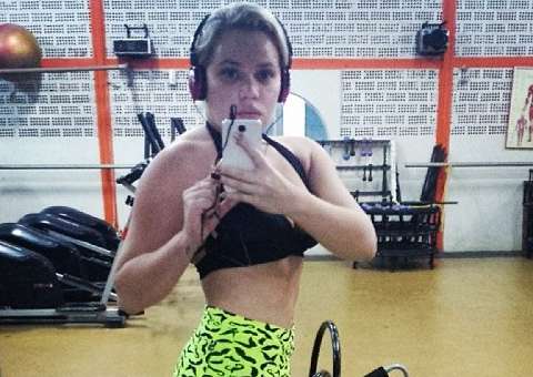 Com 35kg a menos, ex-BBB Paulinha mostra barriga enxuta na academia 