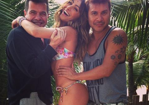  Sabrina Sato mostra corpão em fotos de biquíni 