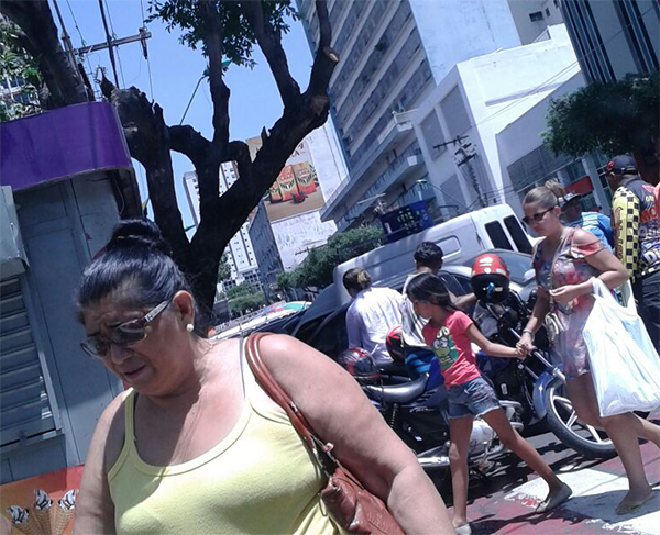 Construção de palco atrapalha trânsito na avenida Eduardo Ribeiro