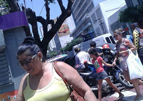 Construção de palco atrapalha trânsito na avenida Eduardo Ribeiro