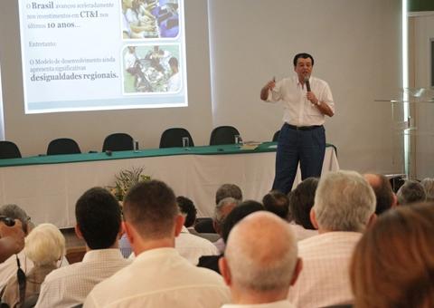 Eduardo Braga fala sobre ciência e tecnologia em palestra no INPA
