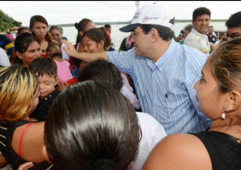 Caminhada pela orla marca visita do senador Eduardo Braga a Silves
