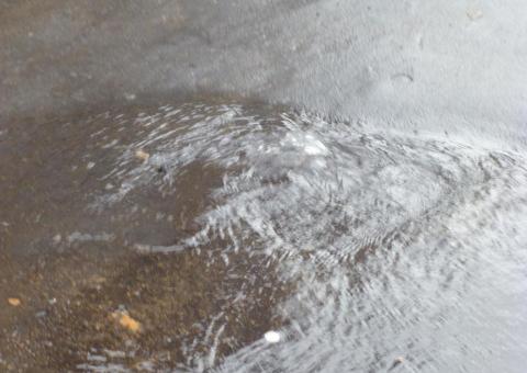 Mais uma tubulação rompe. Agora no Educandos