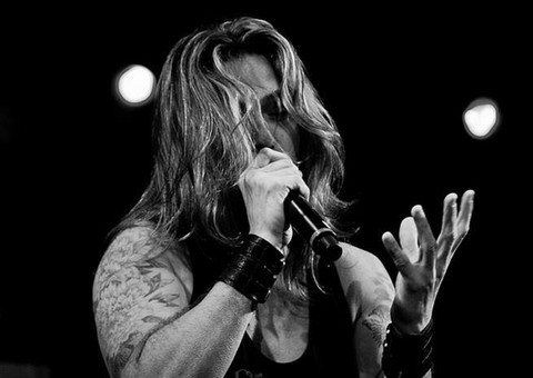 Ex-vocalista do Angra, Edu Falaschi, sobe ao palco do Porão do Alemão neste sábado