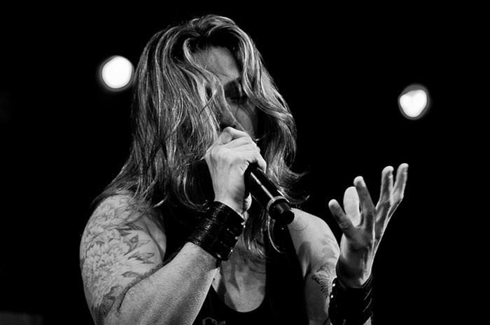 Ex-vocalista do Angra, Edu Falaschi, sobe ao palco do Porão do Alemão neste sábado