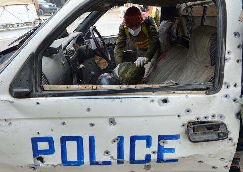 Seis policiais morrem ao proteger turista espanhol