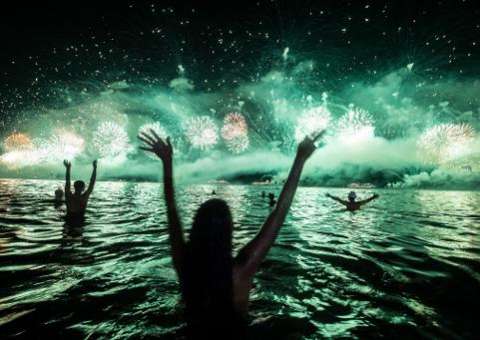 Mundo celebra a chegada de 2014