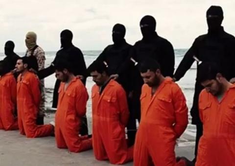 Estado Islâmico decapita 21 cristãos em vídeo e banha mar de sangue