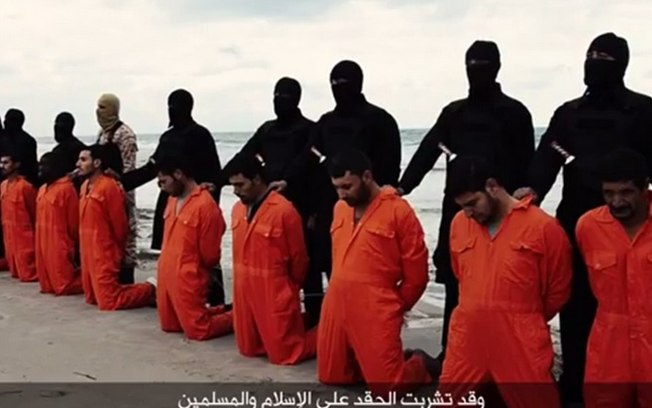 Estado Islâmico decapita 21 cristãos em vídeo e banha mar de sangue
