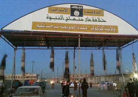 Estado Islâmico pendura cadáveres na entrada da cidade por vingança