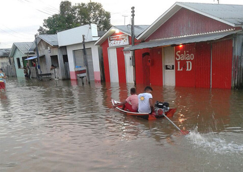 EIRUNEPÉ: canoa a motor rabeta navega nas ruas