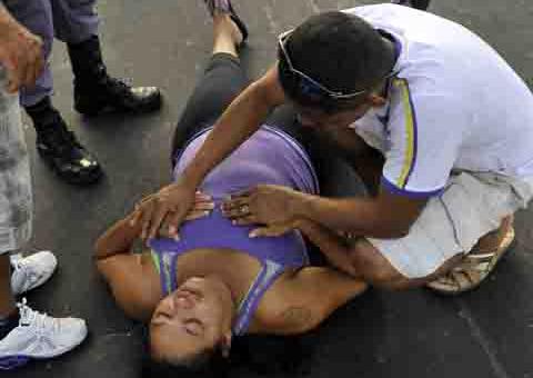 Câmara de pneu solta de caçamba e fere motoqueiro e carona