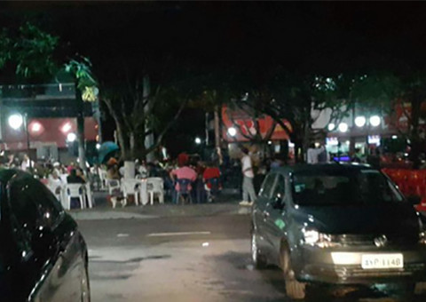 Carros estacionam de forma irregular no Eldorado