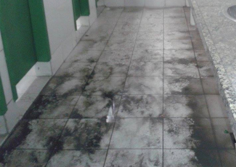 ELGIN é denunciada por trancar o único banheiro e falta de higiene