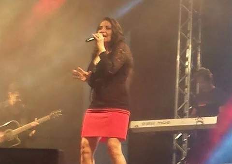 Eliana Printes emocionada, arrasa em show na Ponta Negra