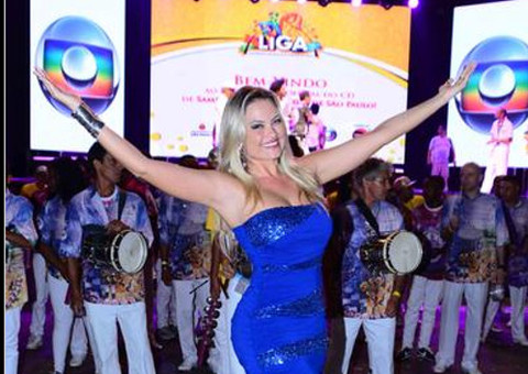 Ellen Rocche cai no samba com look coladinho ao corpo