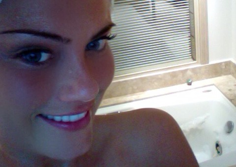 Ellen Rocche posta selfie só de toalha após o banho