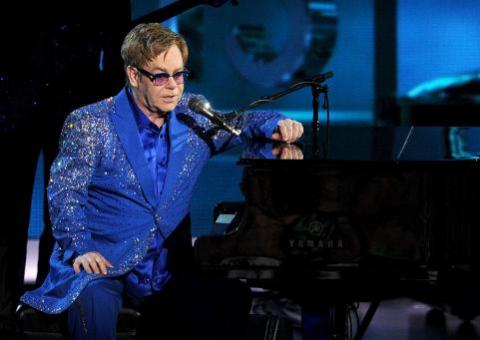 Imã russo ameaça admiradores de Elton John com 'castigo divino'