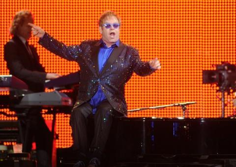 Elton John lança clipe da música "Home Again"