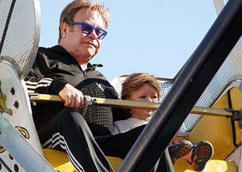 O Astro Elton John acompanha o filho em parque sem o parceiro 