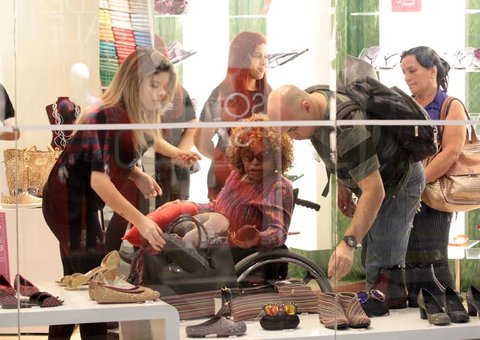 Elza não cansa, aos 77 anos, viaja e trabalha