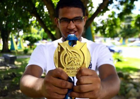 Lutador de jiu-jítsu Emanuel Castro conquista ouro na Califórnia