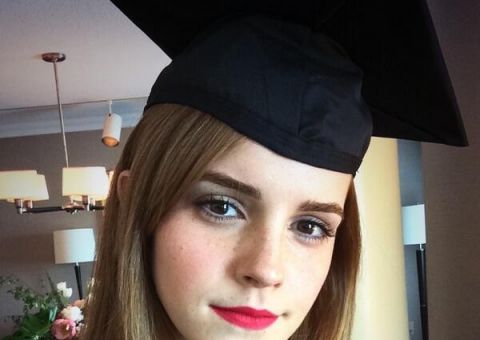 Emma Watson se forma em universidade americana e publica foto da colação de grau