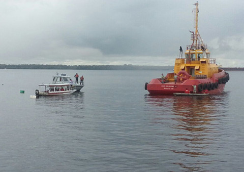 Empurrador colide com barco no rio Negro
